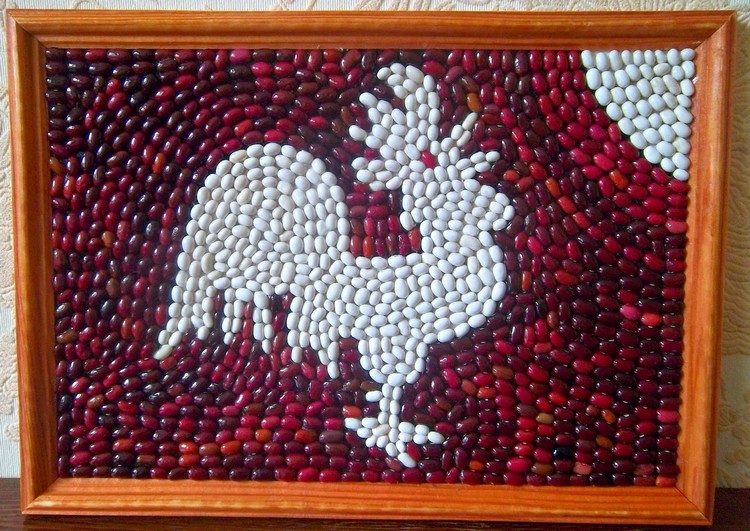 Do-it-yourself rooster from cereals: spread from beans