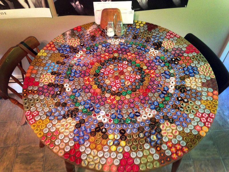 Kulaté stoly řemesel z čepiček na lahve