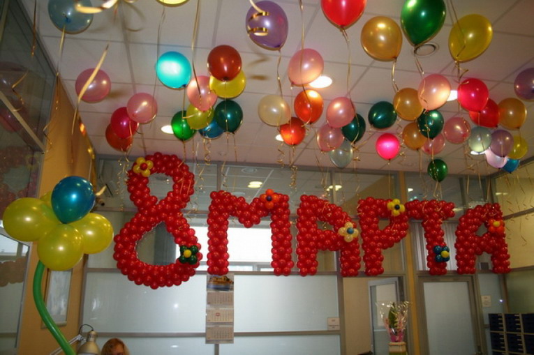 Congratulations on March 8 from balloons - an idea for home and office