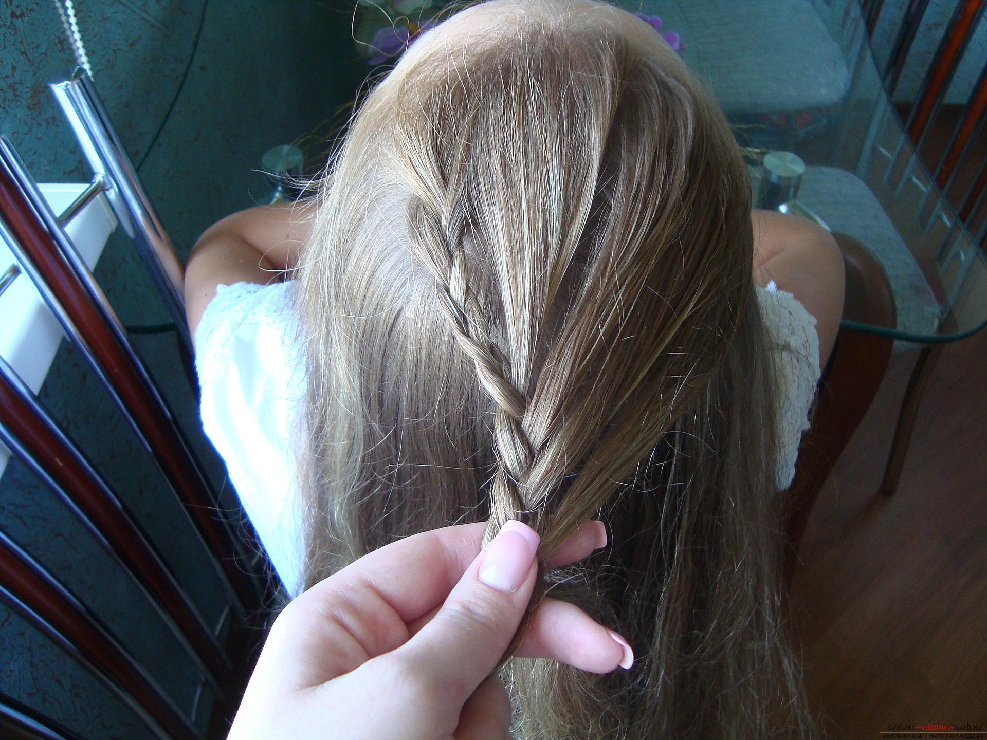 A lesson on weaving a braid on long hair for a girl to school. Photo №7