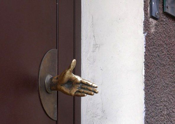 dveřní rukojeť ve formě ruky