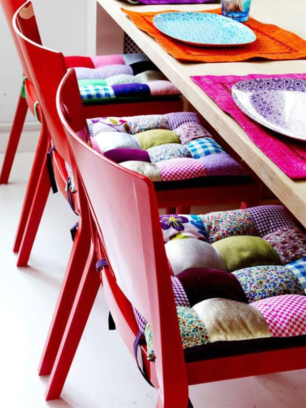  Polštáře patchwork na židlích