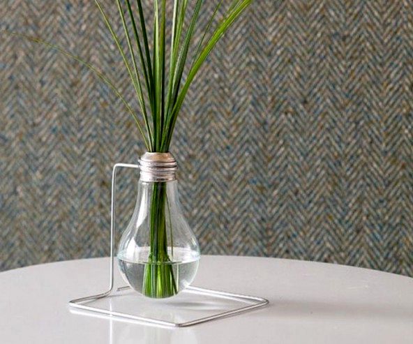 Váza z žárovky na stojanu