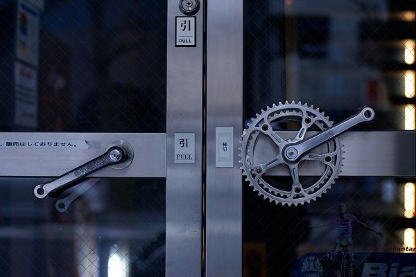 neobvyklé rukojeti dveří vyrobené z dílů jízdních kol