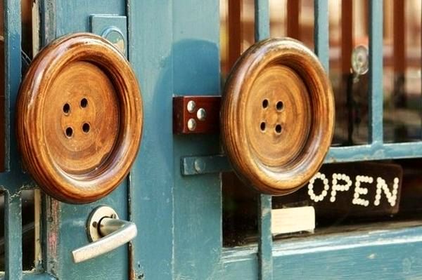 τα αρχικά κουμπιά πόρτας με τη μορφή κουμπιών