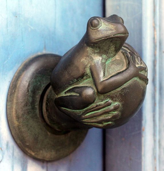 оригинални дръжки на вратите под формата на жаба