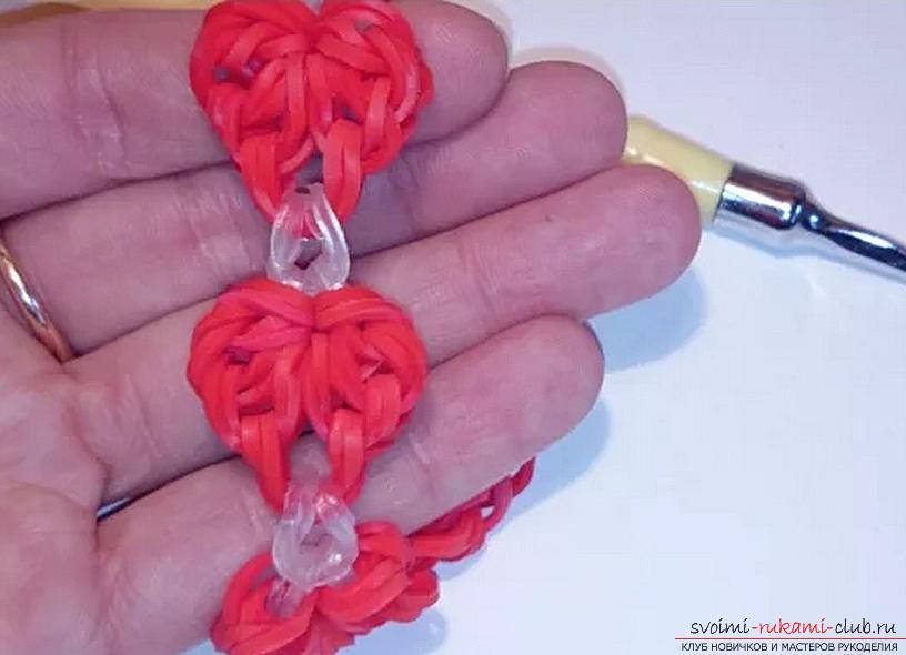 How to weave a bright bracelet from the rubber bands to Valentine's Day with your own hands. Picture №3