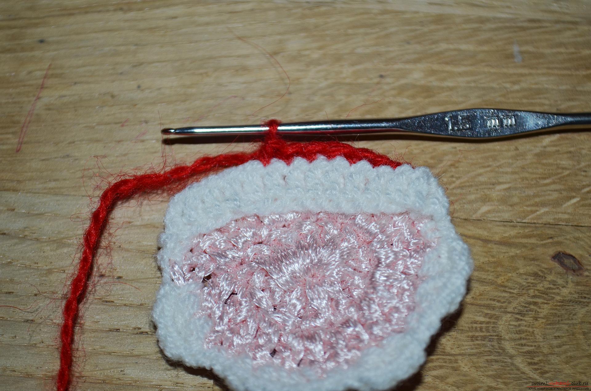 An accessible master class will teach you how to crochet a New Year's stand under the hot. Photo number 20