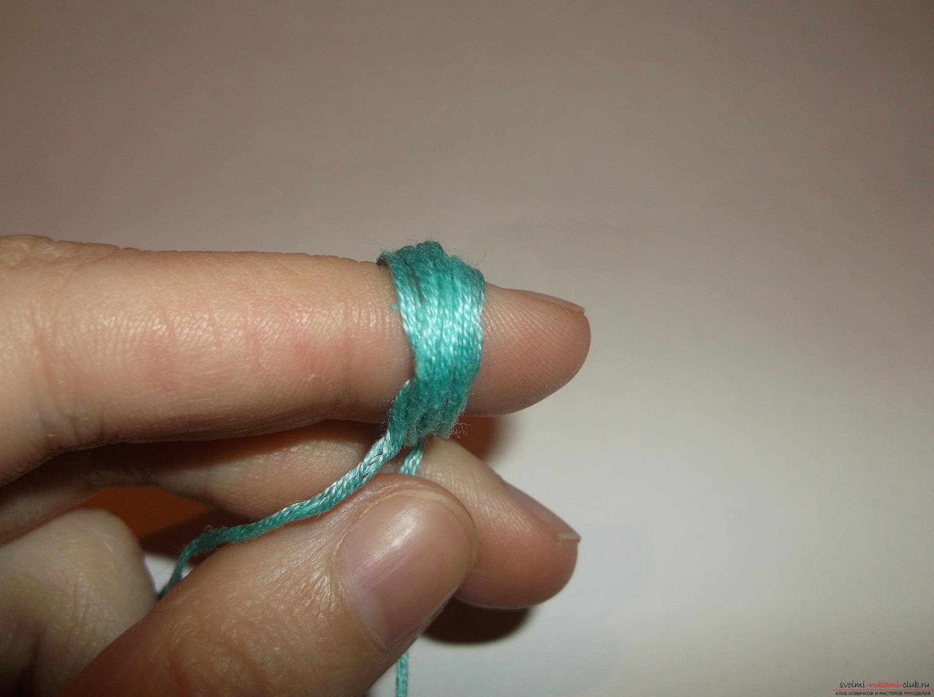Een les over crochet gehaakte lila papaver. Foto №6