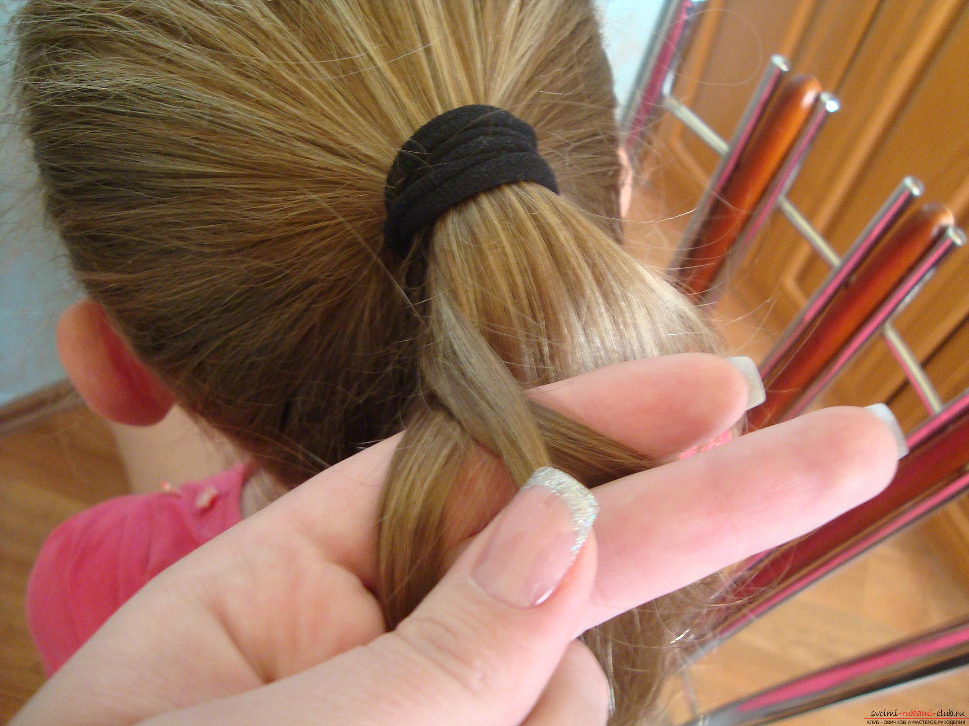Майсторският клас с снимка ще ви помогне да се научите как да създадете интересна прическа, която се развява на дълга коса. Снимка №5