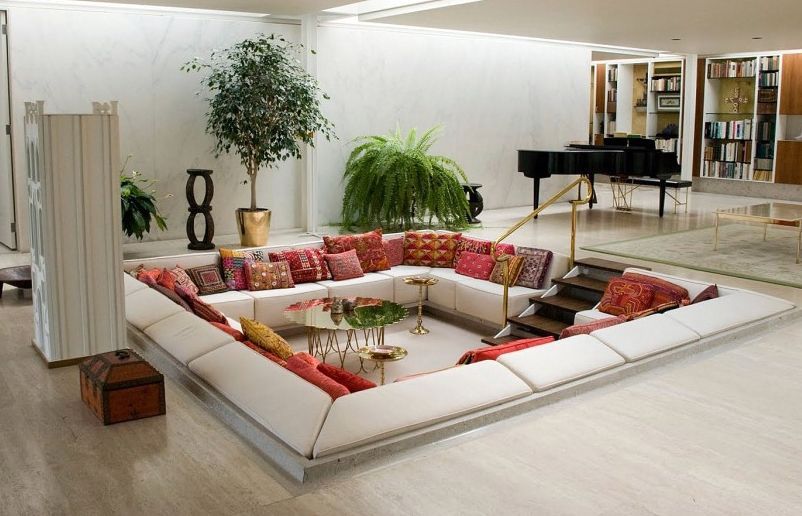 Dekorativní polštáře patchwork v interiéru obývacího pokoje