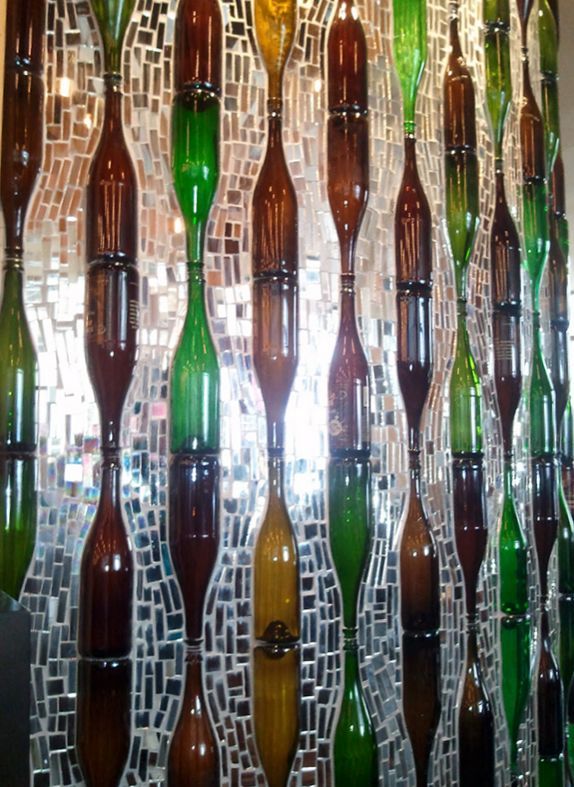 stěna ve skleněných lahvích