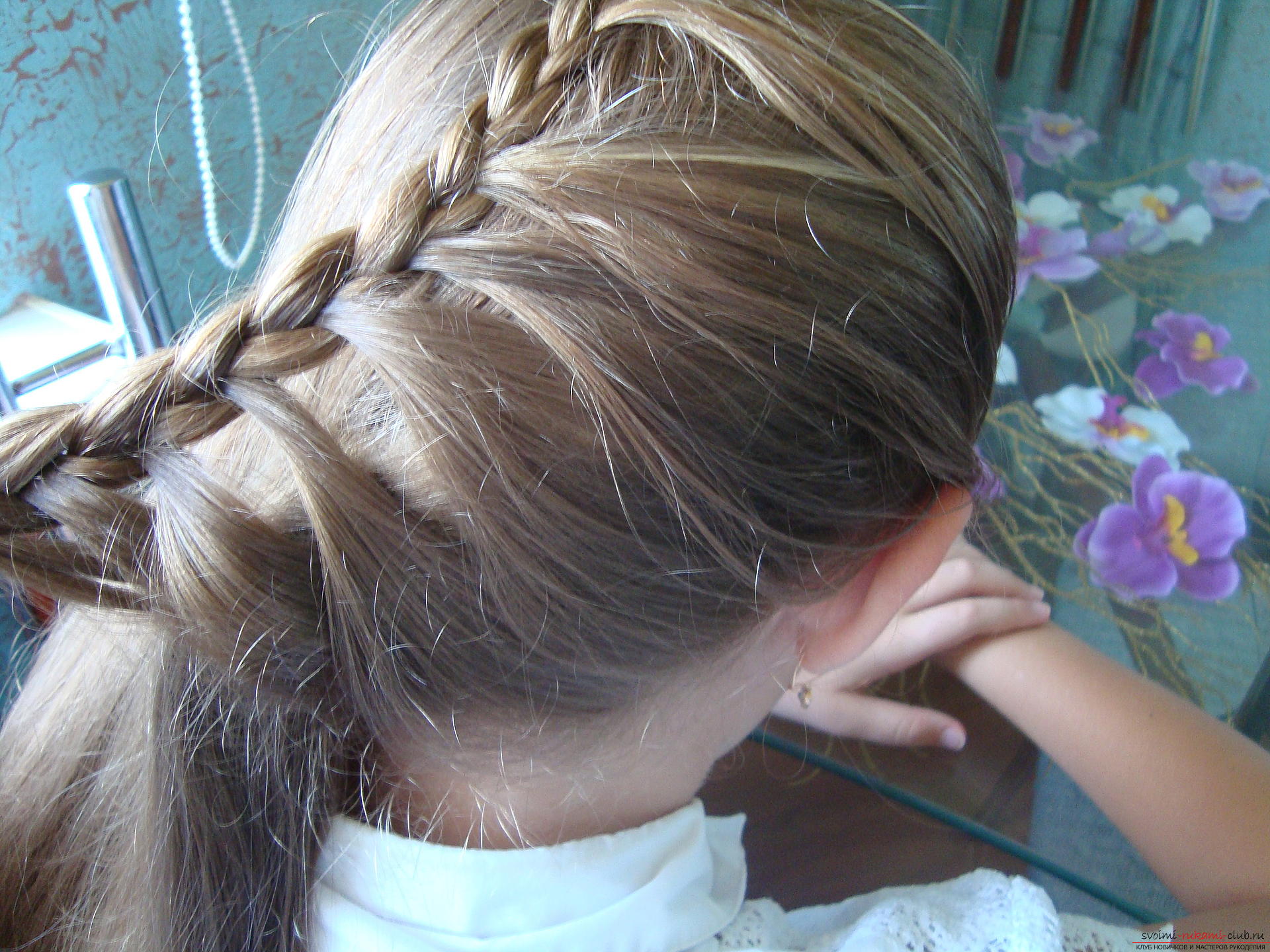 Ένα μάθημα για την ύφανση μιας πλεξούδας σε μακριά μαλλιά για ένα κορίτσι στο σχολείο. Φωτογραφία №8