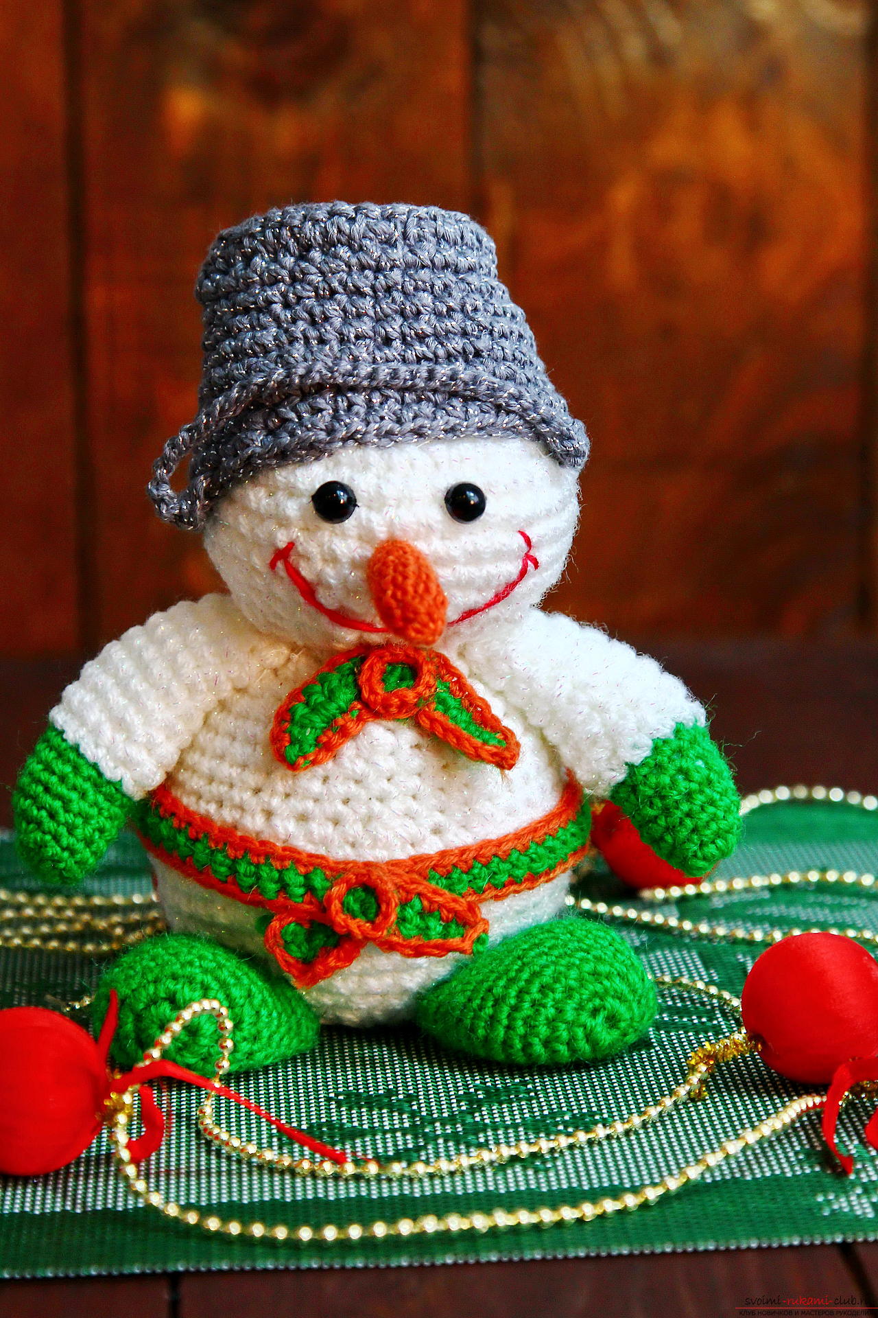 We knit a New Year's snowman with a crochet with a detailed master class, supplemented by step-by-step photos. Photo number 36