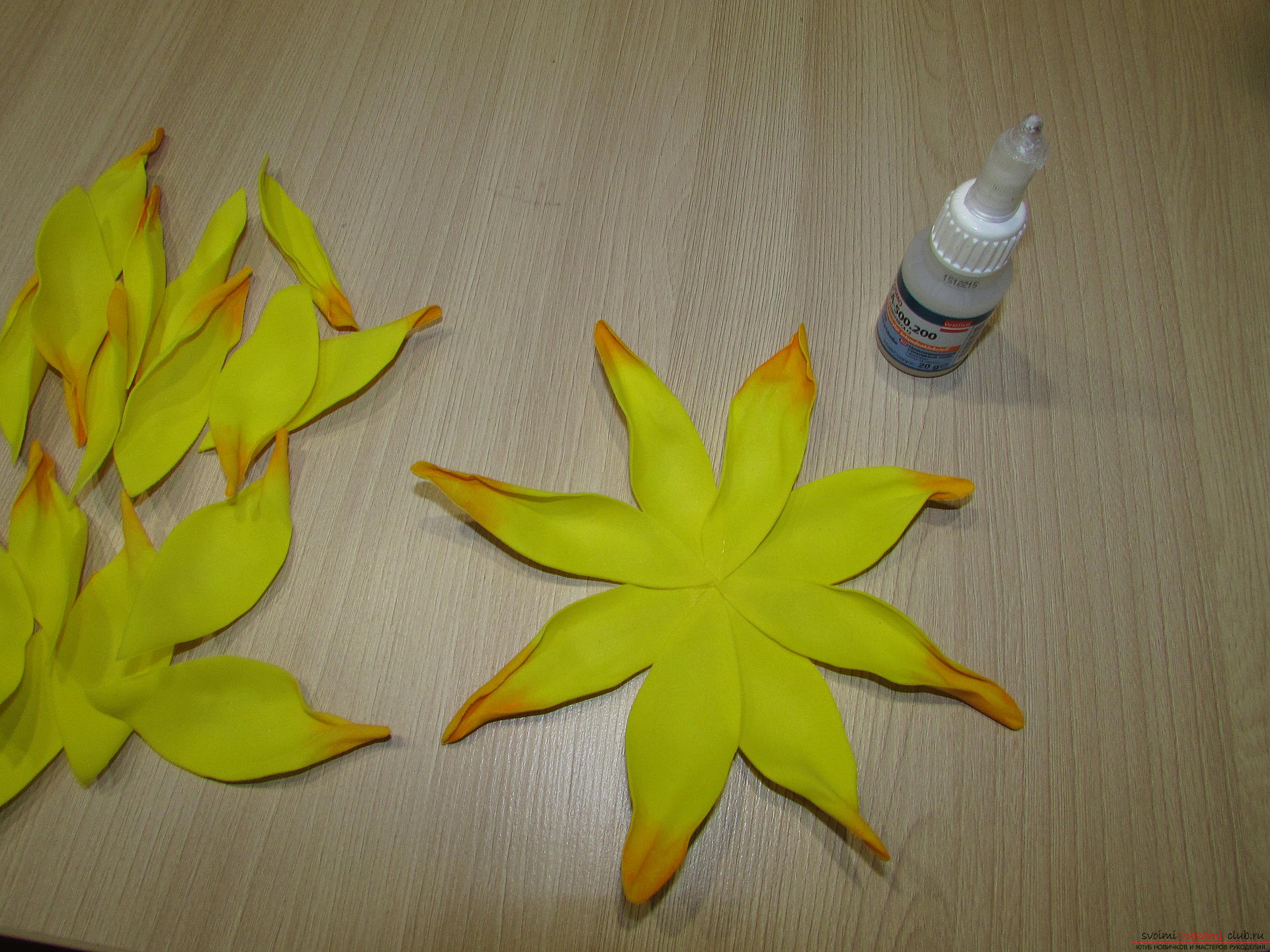 A master class with step-by-step photos will teach you how to make flowers from fameirana yourself. Photo number 15
