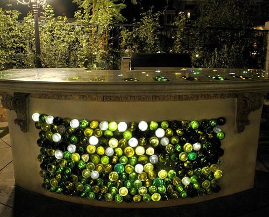 бар rack декор със стъклени бутилки