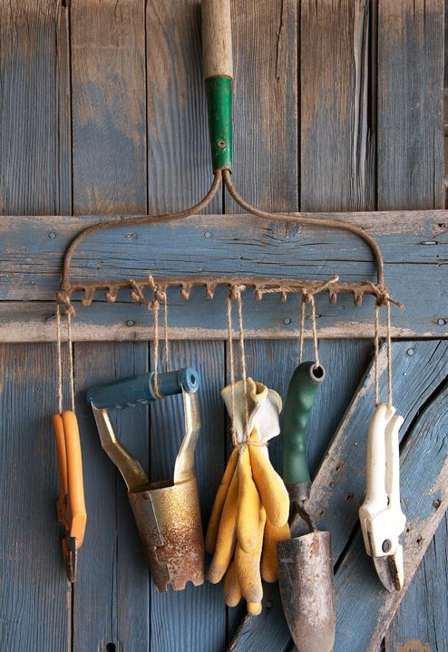 старі граблі - вішалка для садових інструментів