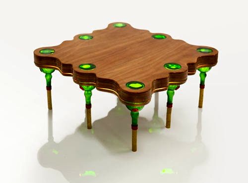Tisch mit Bodenbeine