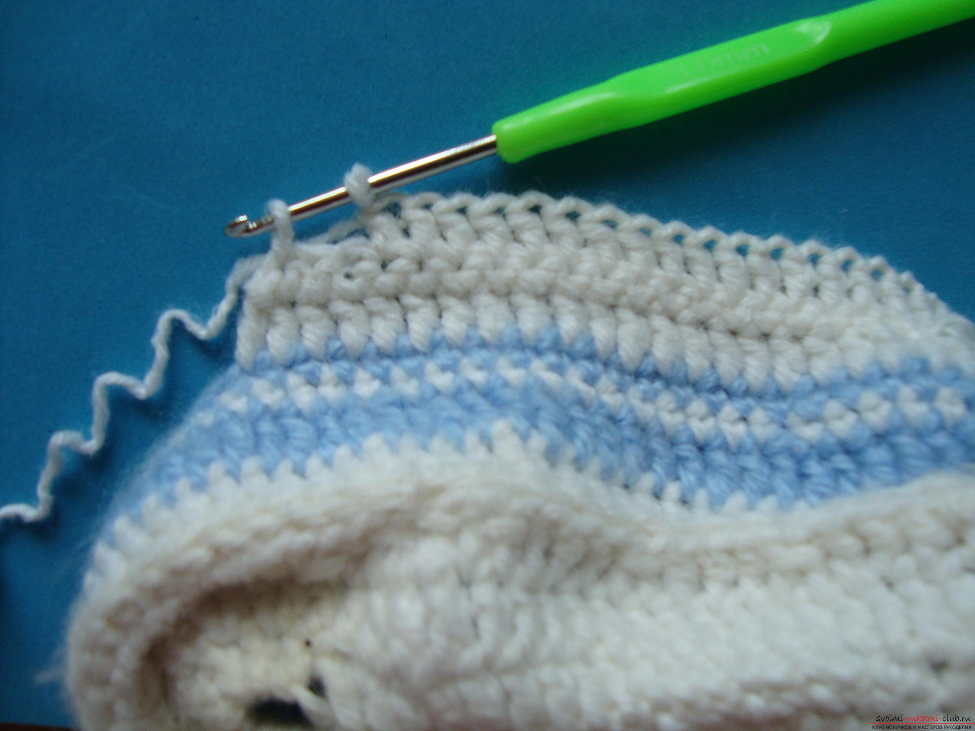 Step-by-step instruction on crocheting sneakers for a boy. Photo number 17