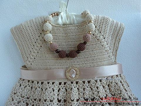 How to crochet a set for girls from a cap, dresses and beads in different shades of coffee and beige. Photo №7