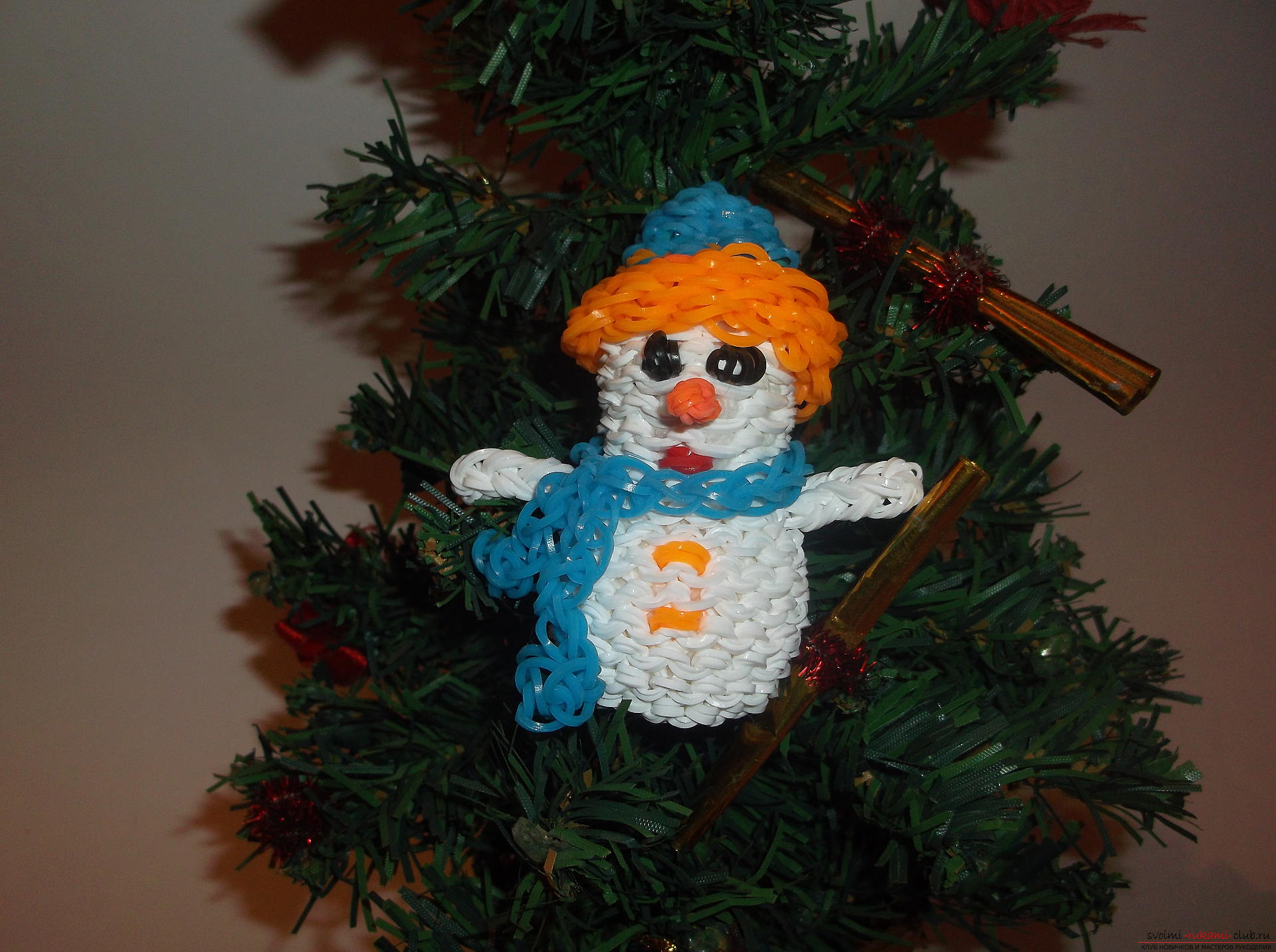 Снимка за урок за тъкане на гумени ленти за снежен човек за Новогодишните празници. Снимка номер 22