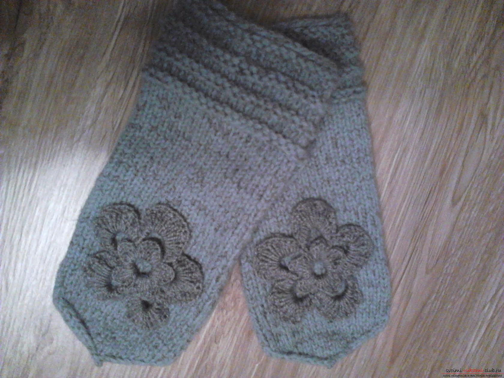 Warm knitted mittens, decorated with embroidery and beads. Picture №3