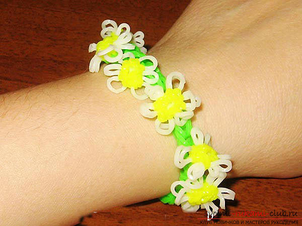 A beautiful bracelet in the form of chamomiles made of rubber with their own hands. Photo №1