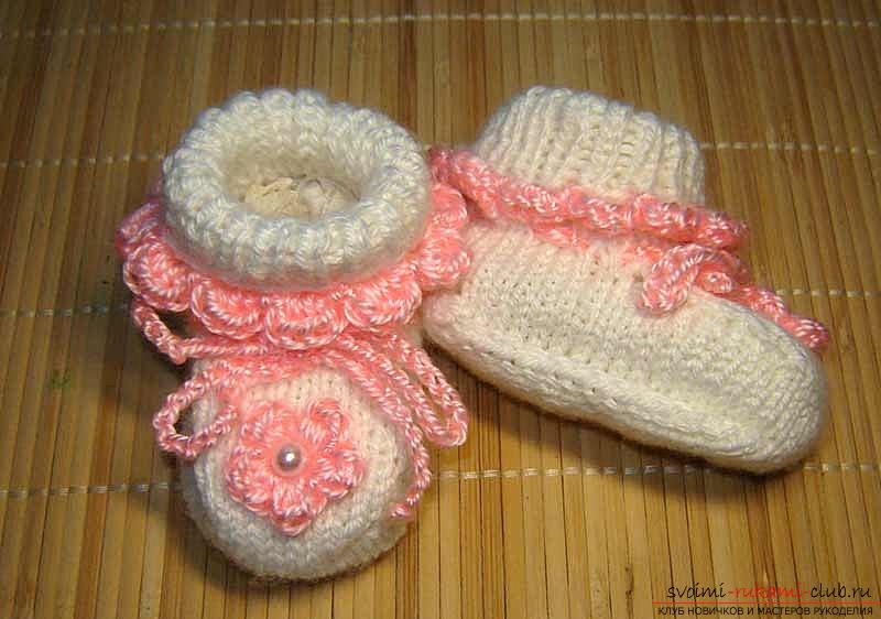 How to knit booties, knitting options on two and five spokes, with a seam on the sole and on the side, a seamless version, step-by-step photos and description. Photo number 20