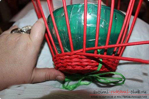 How to weave an interesting hand-made article from newspaper tubes with your own hands ?. Photo number 15