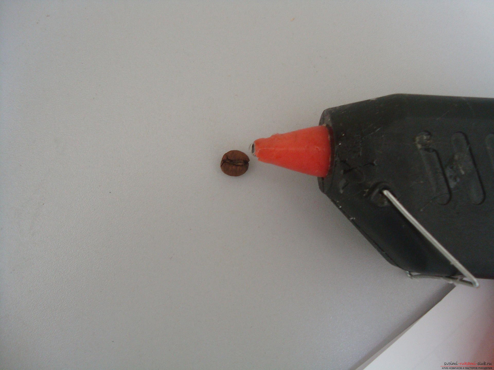 Photos to the step-by-step guide on making a decorative candle made from coffee beans. Photo №8