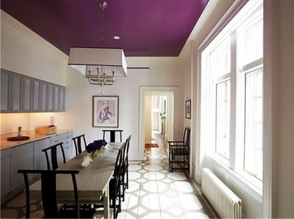 Fioletowy sufit - dekoracja do prostego wnętrza. Z powodzeniem odwraca uwagę od zbyt długiego pokoju