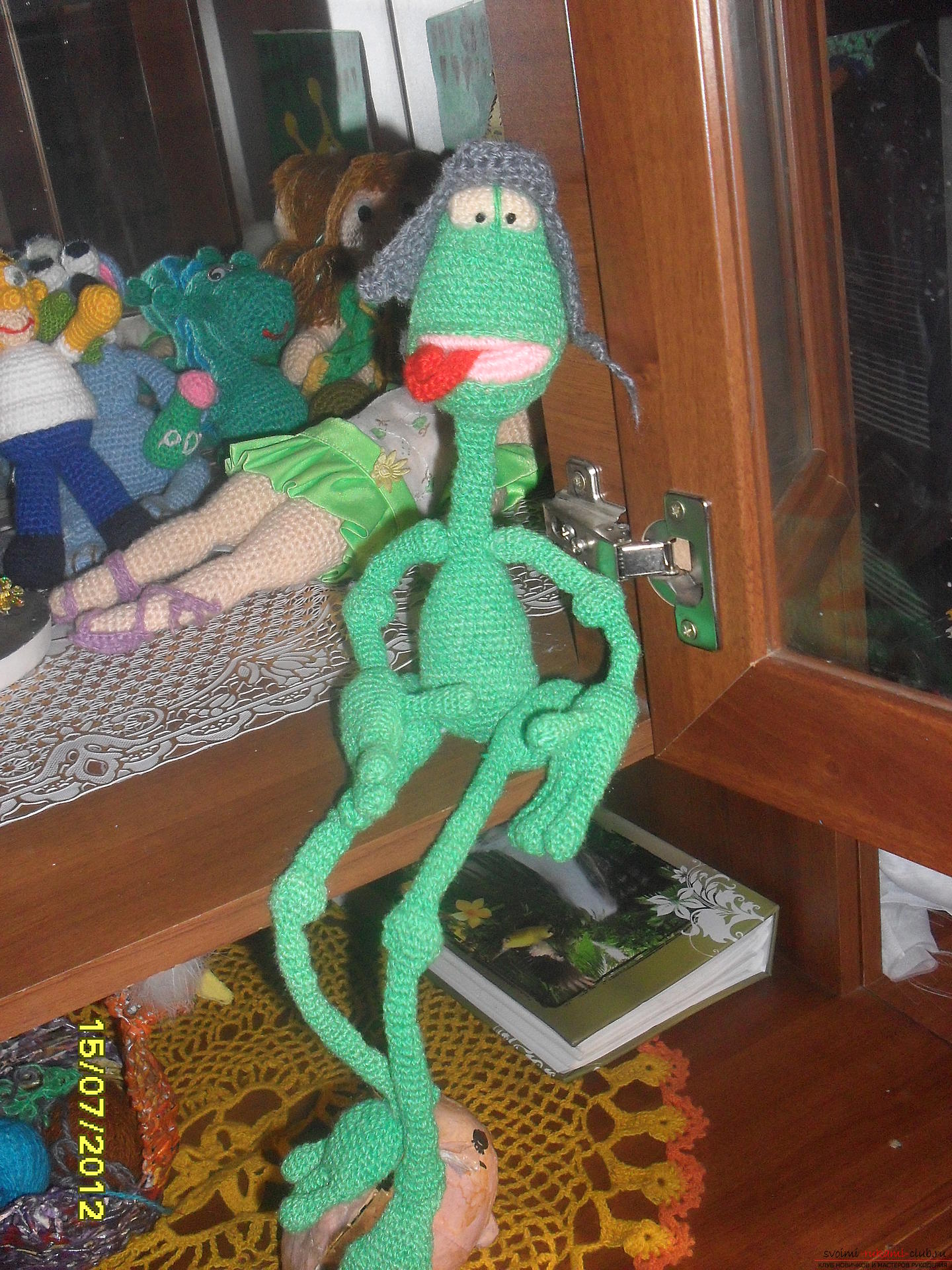 This master class will show you a funny toy - a crocheted frog. Photo №1