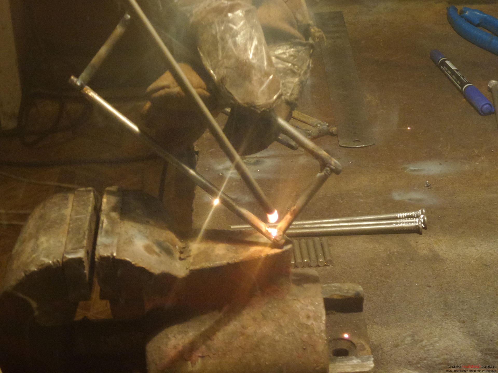 Този майсторски клас ще ви научи как да направите своя собствена работа - каручка от желязо. Снимка номер 20