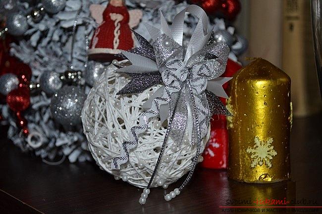 Как да направите нова година топка от нишки и да го украсят с великолепен панделка лък и мъниста, стъпка по стъпка снимки и описание. Снимка №1