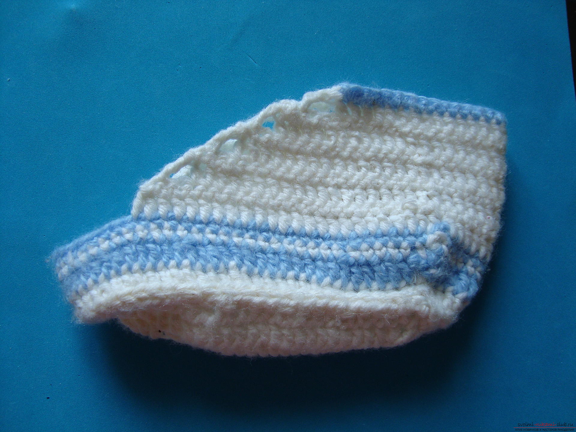 Step-by-step instruction on crocheting sneakers for a boy. Photo Number 22
