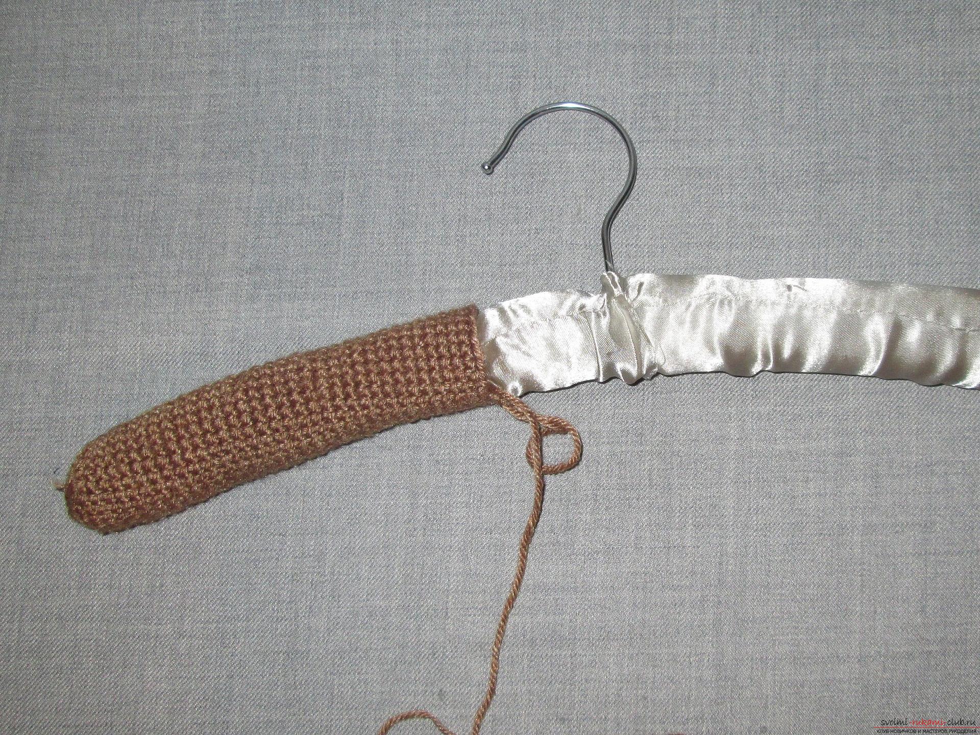 A master class of crocheting for children will teach you how to make an interesting hand-crafted article from a hanger. Photo Number 18