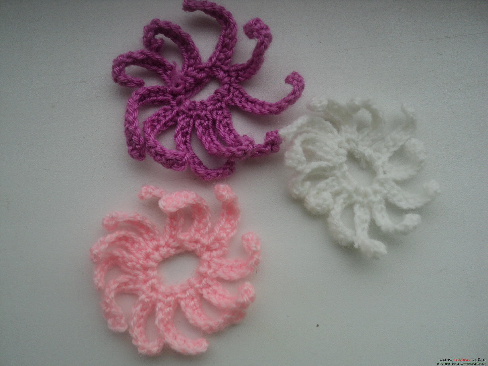 Deze gedetailleerde masterclass met crochet crochet-kleuren leert je hoe je zelf een elastiek om je haar kunt binden. Foto # 9