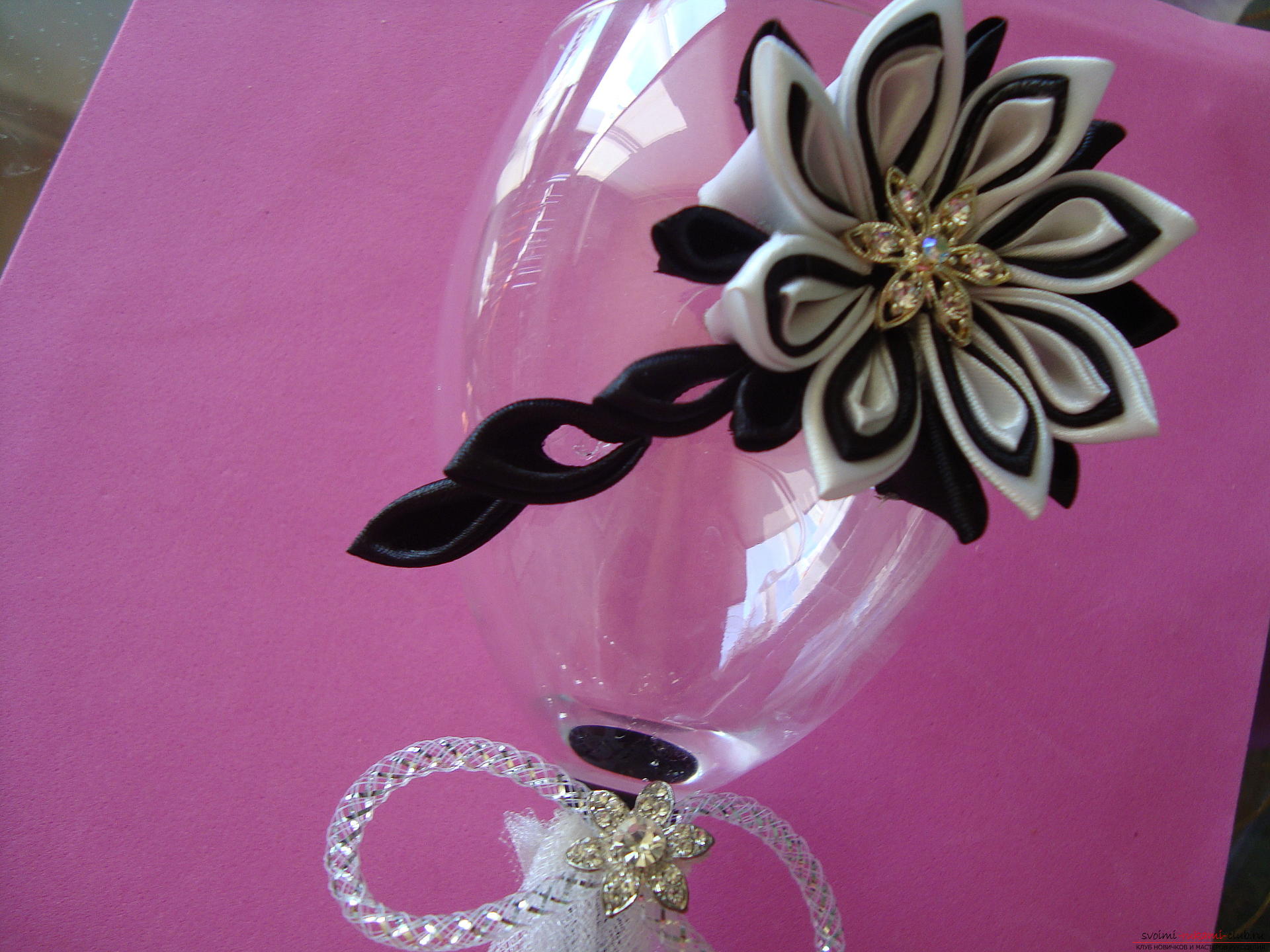 Step-by-step instruction on decorating a wedding glass with a description and a photo. Picture №30