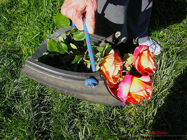 Crafts from tires, crafts from tires with their own hands, how to make a swan from an old tire, a swing from the tires with their own hands, flowerpots from tires themselves. Photo # 14