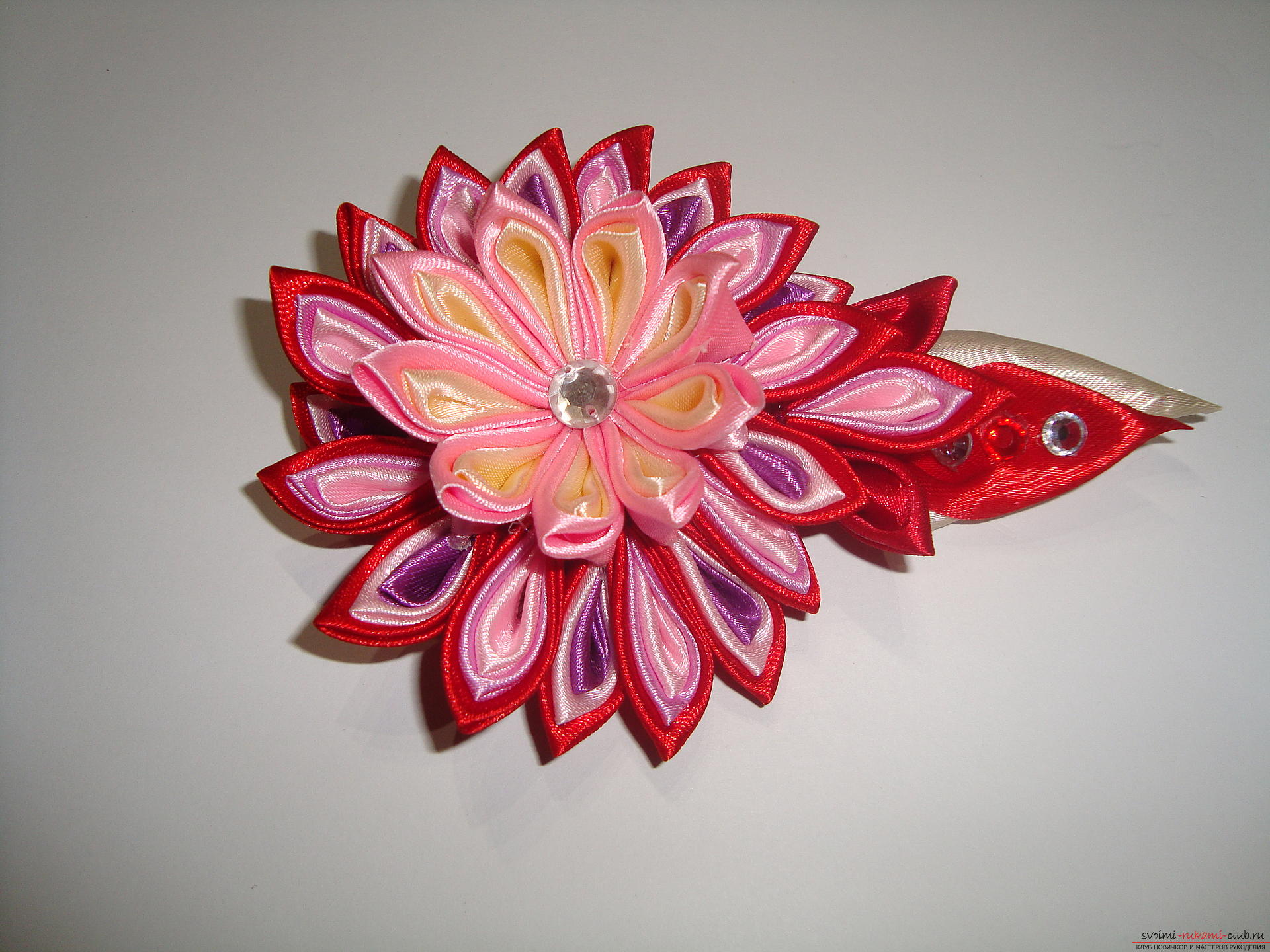 Подробен наръчник с снимка за направа на фибинка във формата на цвете с многоцветни венчелистчета в техниката в Канзас. Снимка номер 18