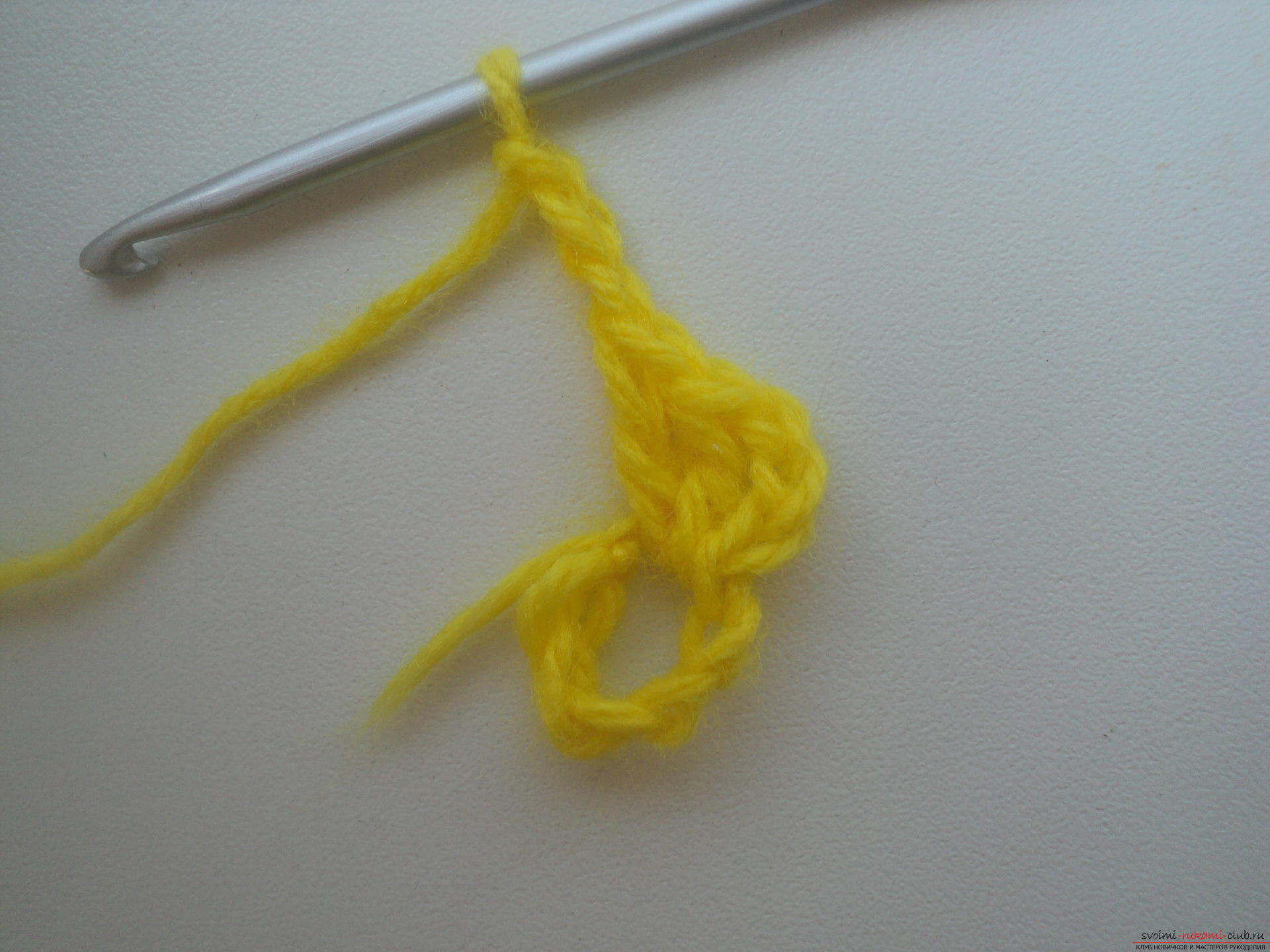 Този подробен майсторски клас на плетене на една кука за начинаещи ще научи как да плетеш на кесия