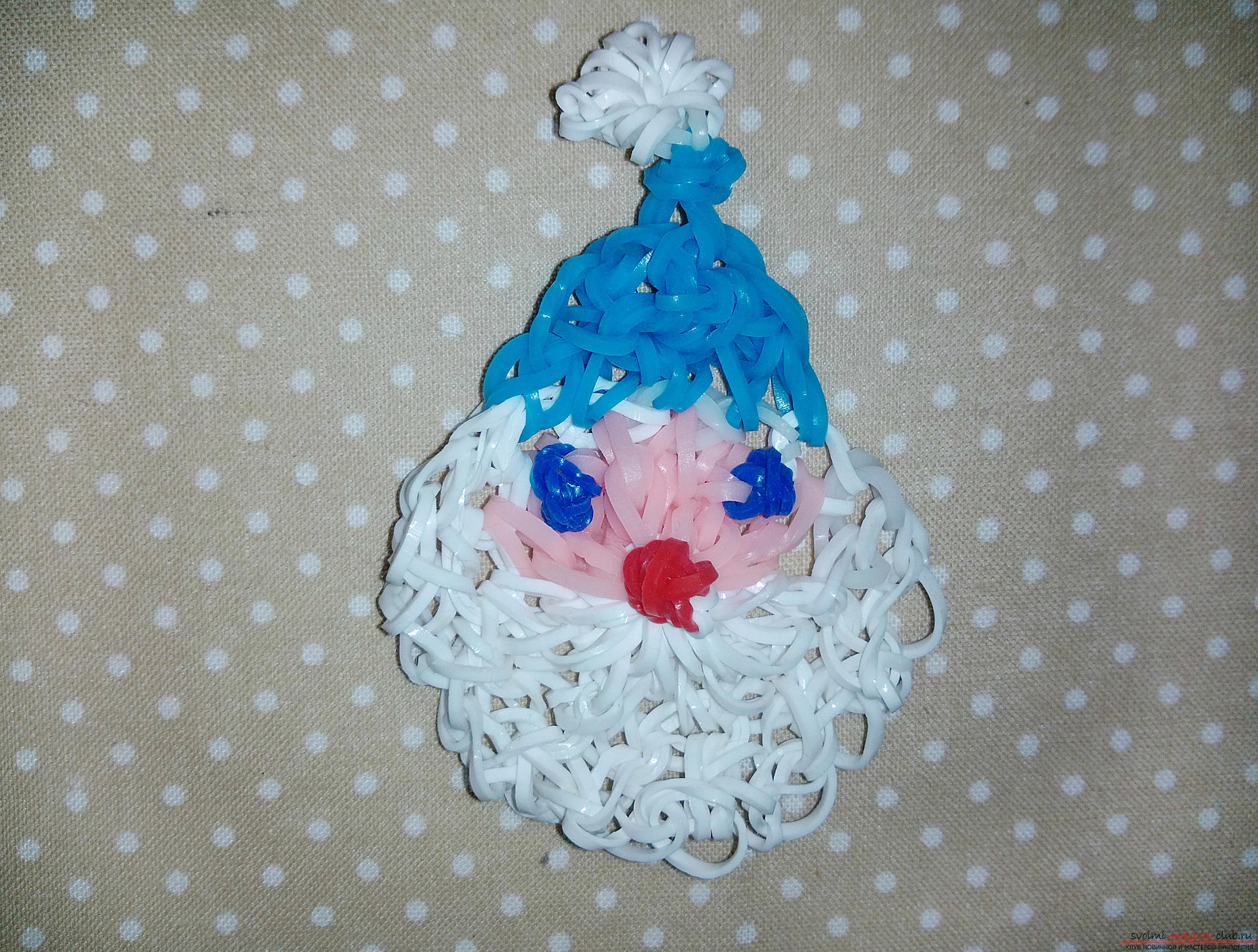 The master class will teach you how to weave a New Year's craft - Santa Claus from rubber bands crocheted. Photo Number 11