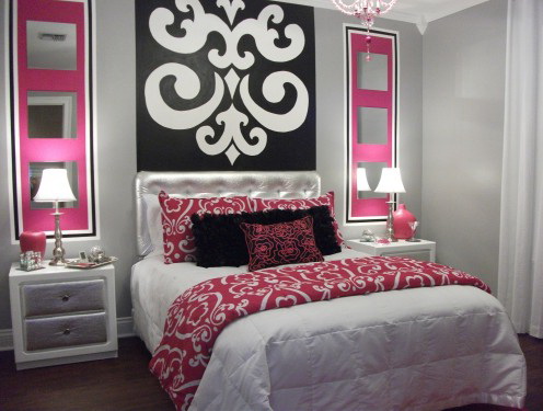 ديكور غرفة النوم مع المرايا في الصورة
