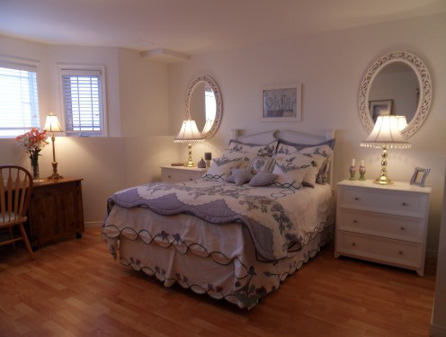 Round and oval mirrors for bedroom decor