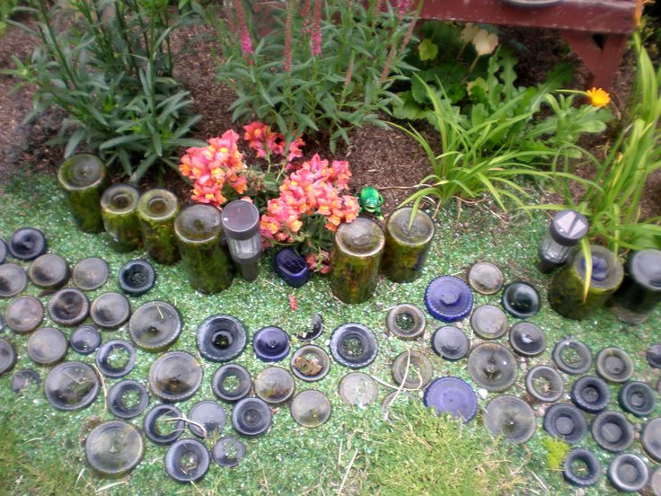 Kunsthandwerk aus Glasflaschen - Wege im Garten