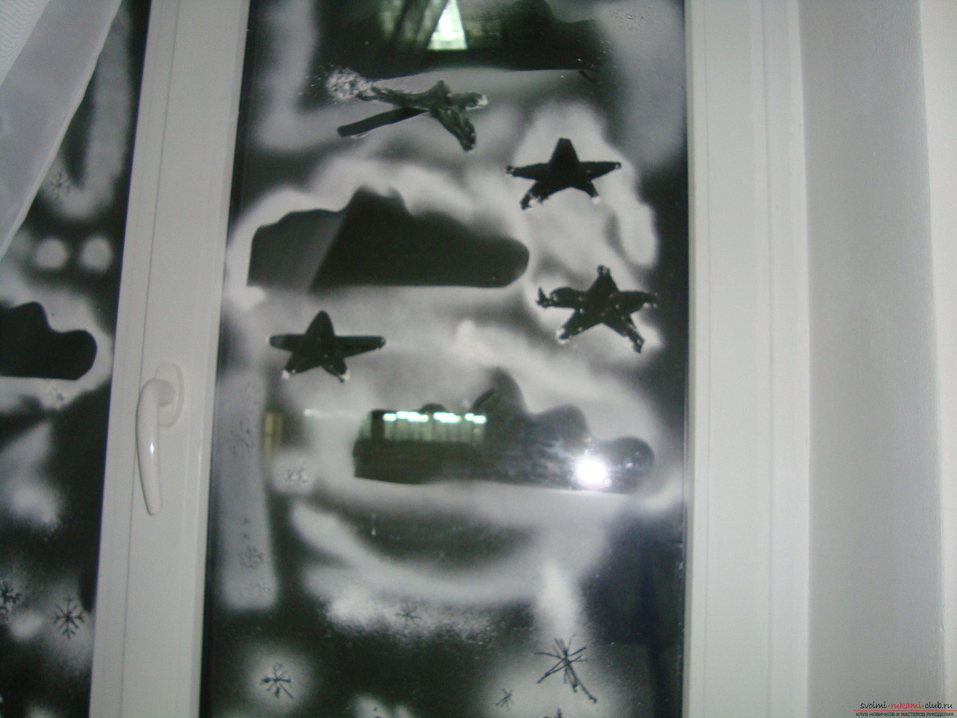 Decoratie van ramen voor het nieuwe jaar is de meest interessante bezigheid. Grillige patronen op de ramen kunnen worden gedaan met gouache, tandpasta of met behulp van kunstmatige sneeuw .. Afbeelding №3