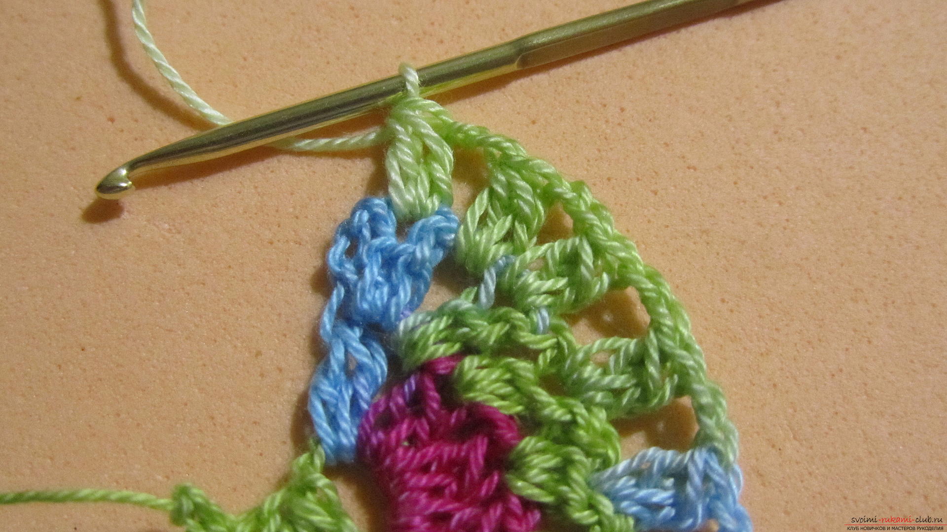 This master class with a pattern and description of crochet will teach you how to knit lace with hearts .. Photo # 24