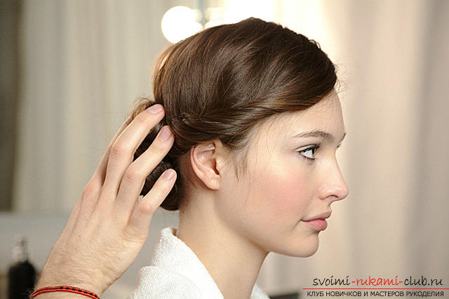 Hairstyle for medium hair, a bunch of hair with your own hands, tips for creating a bun in the form of a rose .. Photo # 5