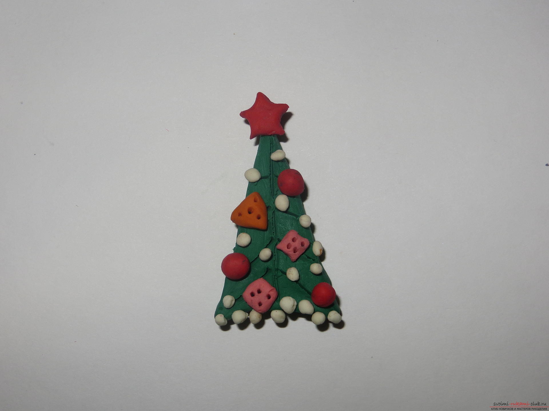 The master class will teach you how to make a New Year's craft - a Christmas tree made of plasticine on a toothpick. Photo №7