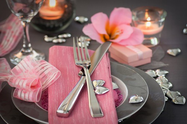 Servilletas rosas en la decoración de la mesa para el día de San Valentín